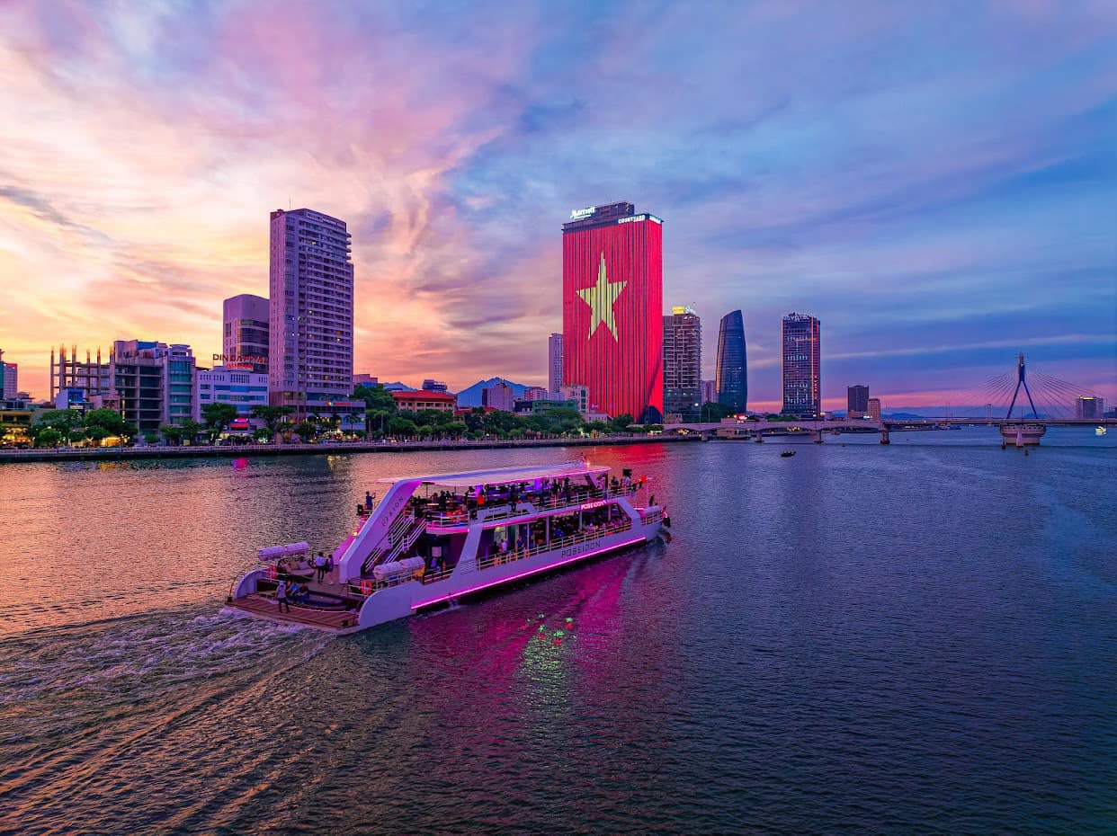 xem pháo hoa đà nẵng trên tàu Poseidon Cruise